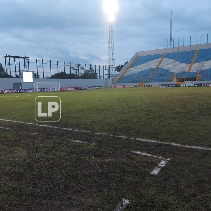 El drenaje del estadio Morazán ha colapsado y el campo se ha convertido en un lodazal en el que es imposible jugar al fútbol.