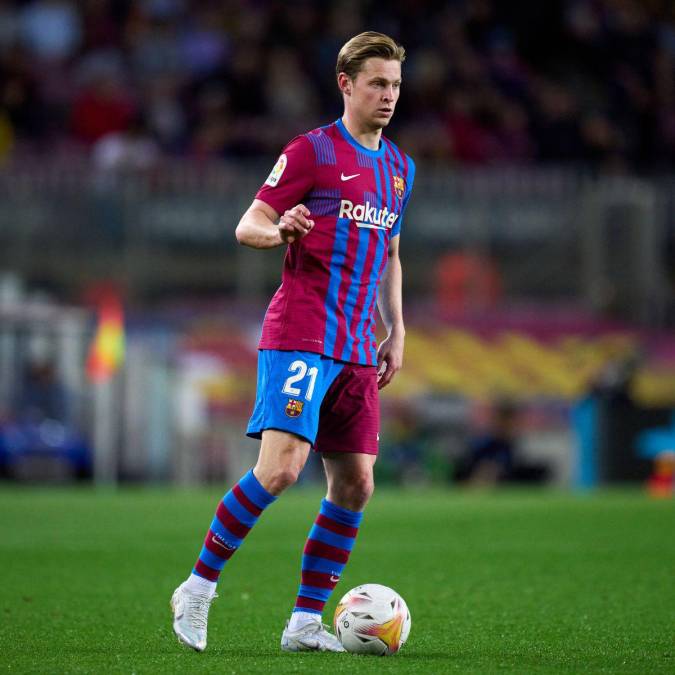 Frenkie de Jong (FC Barcelona) - El mediocampista holandés de 24 años es una pieza fundamental en el club culé, pero el Barça está abierto a escuchar ofertas por él y el Manchester United podría ser su destino en la próxima temporada. Su valor de mercado es de 70 millones de euros.