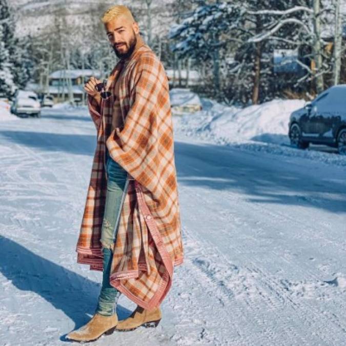 Esta imagen en especial fue duramente criticada por usar botas en ves de zapatos especiales para nieve, además de la chalina parecida a las que usan las tías.