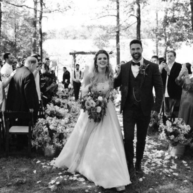 Las fotos tomadas por Kiara & Jonathan (@themangomarket) capturaron todos los detalles de la ceremonia de ensueño celebrada cinco meses después que la pareja se diera el 'sí' en una boda civil.<br/>