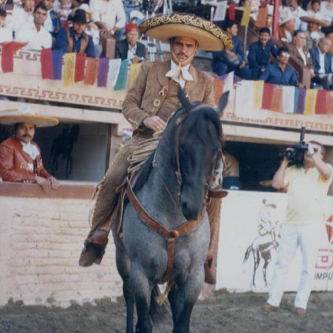 Su primer gran mentor fue Felipe Arriaga, quien le abrió las puertas de su Mariachi y le ayudó a darse conocer como primera voz del conjunto. 