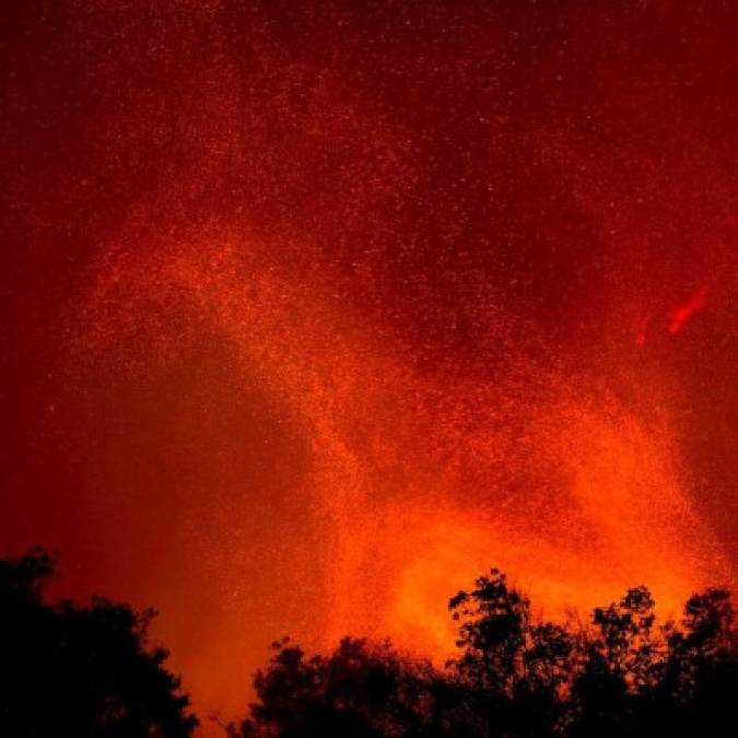 Los tornados de fuego son un extraño fenómeno que está cubiertos de llamas giratorias que rotan a una velocidad intensa gracias a un gas combustible que alimenta la incineración continuamente.