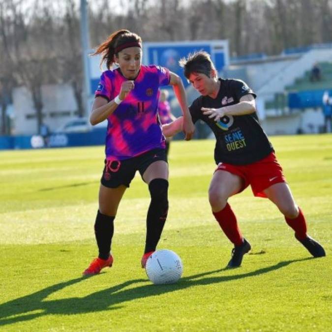 En 2009, con 21 años, debutó en la selección danesa y su nombre pasó a la historia del país por ser la primera futbolista profesional, del ámbito masculino o femenino, en representar a Dinamarca como nacionalizada.