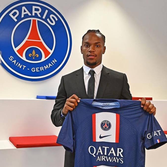 OFICIAL: El centrocampista portugués Renato Sanches es nuevo jugador del PSG, llega procedente del Lille. Firma hasta junio de 2027 y todo apunta a que llega para ser titular en la medular del equipo dirigido por Christophe Galtier. 