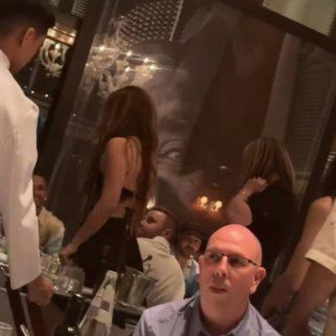 Y para sorpresa de muchos Shakira fue captada en un restaurante nada más y nada menos que con Lewis Hamilton, reconocido piloto de la Fórmula Uno.