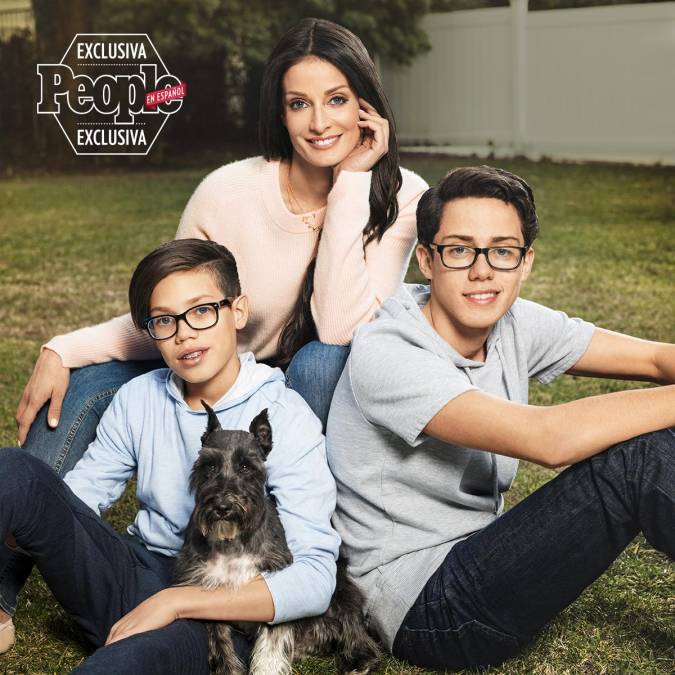 Dayanara Torres junto a sus hijos Cristian y Ryan en una sesión de fotos para la revista People en Español, en enero de 2017.