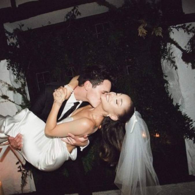 Feliz y enamorada, Ariana Grande comparte fotos del día de su boda