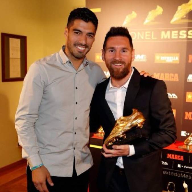 Luis Suárez asistió a la gala para felicitar en persona a Messi.