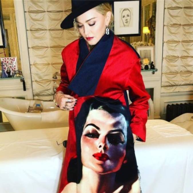 Es muy común confundir el Instagram de Madonna con algún fan de la moda o simplemente de un amateur de la red social. Esto sin duda está conectando con sus seguidores más jóvenes.