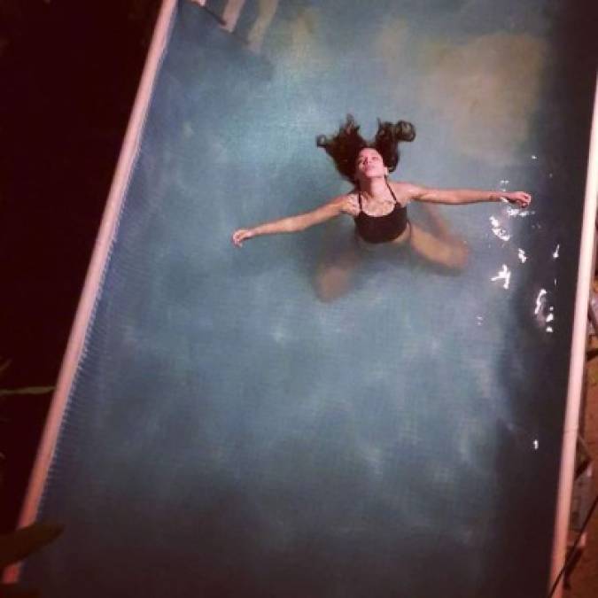 En las imágenes compartidas por Angie en Instagram, la hondureña aparece nadando en una piscina luciendo un traje de baño negro de dos piezas.