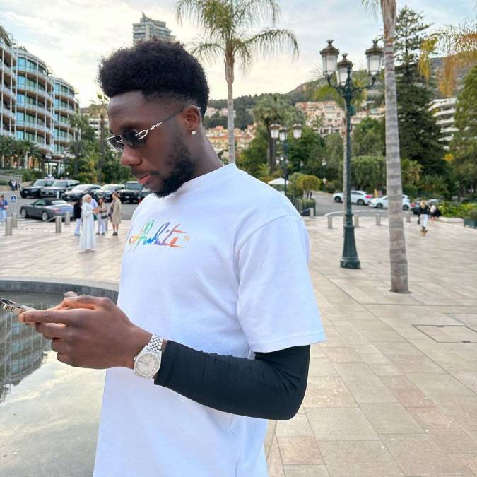 “La vida como futbolista profesional es genial para relajarse y disfrutar. Pero después del entrenamiento, no hay nada que hacer”, detalló el jugador canadiense.