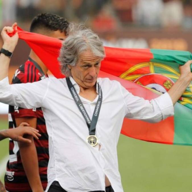 El Benfica está más se acerca de concretar el regreso de Jorge Jesús al banquillo técnico. Diarios de Portugal aseguran que el entrenador ya tendría un acuerdo con las Águilas. A principios de junio, el técnico renovó su vinculación con Flamengo, aunque esto no parece un impedimento para el regreso de Jorge Jesús a la liga portuguesa.