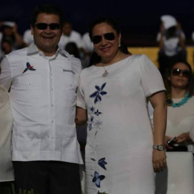 Los vestidos, hechos con telas hondureñas. han sido siempre color blanco y con detalles y bordados a mano por manos hondureñas. <br/><br/>El vestido que la primera dama utilizó en el año 2014, el primero en el poder del presidente Juan Orlando Hernández.