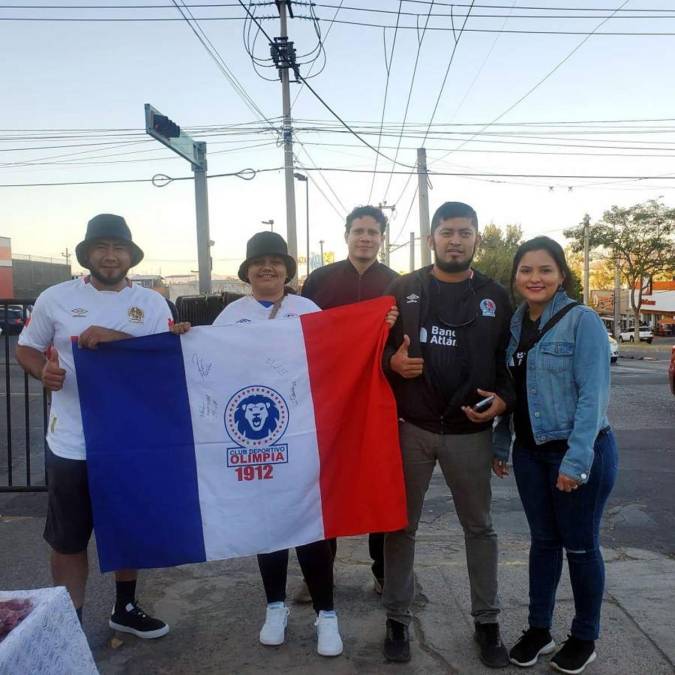Los aficionados del Olimpia se posicionaron en los alrededores del estadio Jalisco previo al partido.