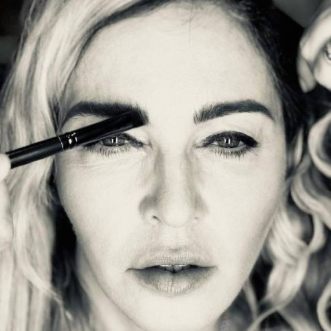 Cualquier que siga el Instagram de Madonna se habrá dado cuenta que aquello es un desastre. su vida en Portugal se reduce a montar a caballo, publicar vídeos de sus hijos bailando o tocando algún instrumento, hacerse selfies en el baño para promocionar su línea de belleza y poco más.