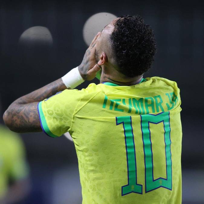 El brasileño no se escapa de los reflectores, pese a estar inactivo por su lesión que lo mantendrá fuera de los terrenos de juego por varios meses.