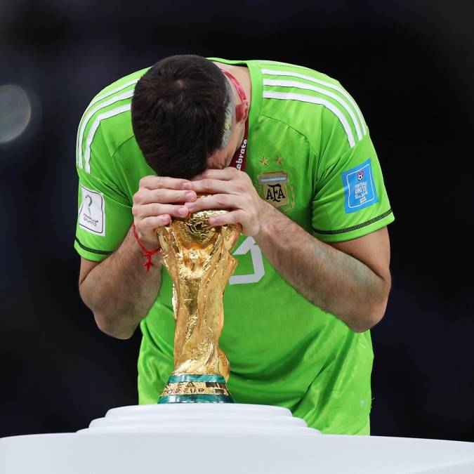 El portero Dibu Martínez rompió en llanto al ver la Copa del Mundo.