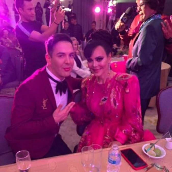 También se le ve asistiendo a eventos de famosos y posando junto a ellos, como esta instantánea en la que posó con Maribel Guardia.