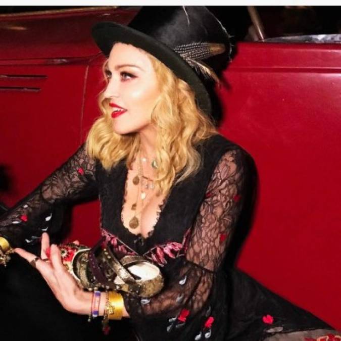 Madonna ha soltado excelentes primicias en su cuenta de instagram, además de nuevo disco, dirige una película, pasea por África y ayuda a los necesitados. ¿Es otra Madonna?