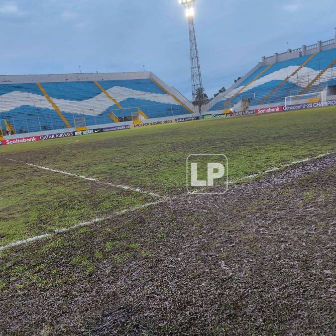 La ciudad de San Pedro Sula se ha visto afectada por lluvias muy intensas durante la última semana y eso ha afectado el terreno de juego del estadio Morazán.