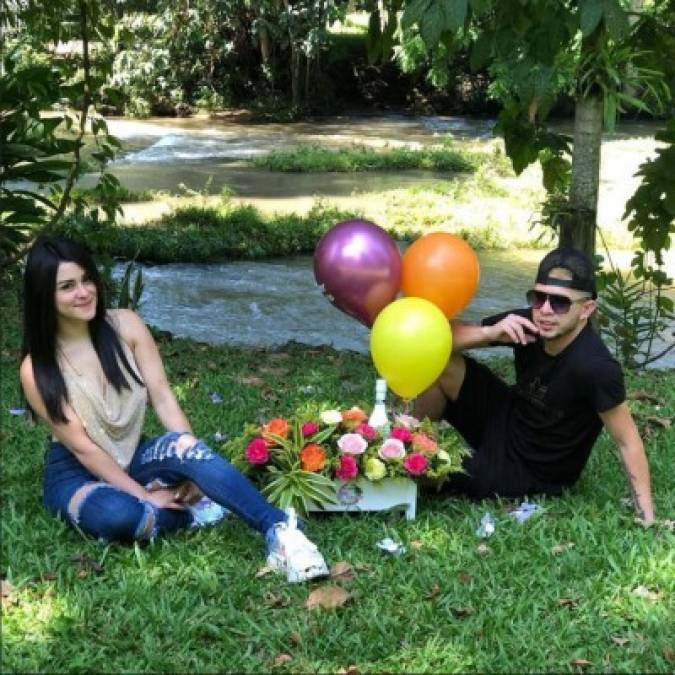 Los hermosos paisajes de Pulhapanzak fueron el escenario que eligieron los enamorados para celebrar su primer año de noviazgo. Mr Jc sorprendió a su chica con flores, globos y otros detalles.