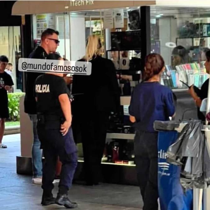 Wanda y Maxi fueron vistos paseando en un centro comercial de Pilar (Buenos Aires). En el perfil de la cuenta Mundo Famosos compartieron dos imágenes donde se puede ver a la expareja en una tienda de tecnología y rodeados de policías, seguramente para que no se acerque la gente y se descontrole la situación.