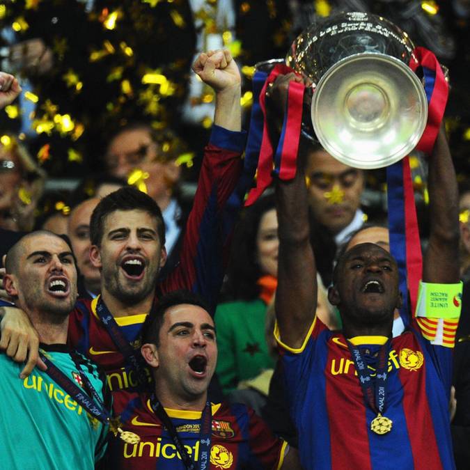 Abidal, levantando la Champions League 2011 como capitán del Barcelona, en un gesto de Puyol (primer capitán). Había superado un cáncer de hígado meses antes.