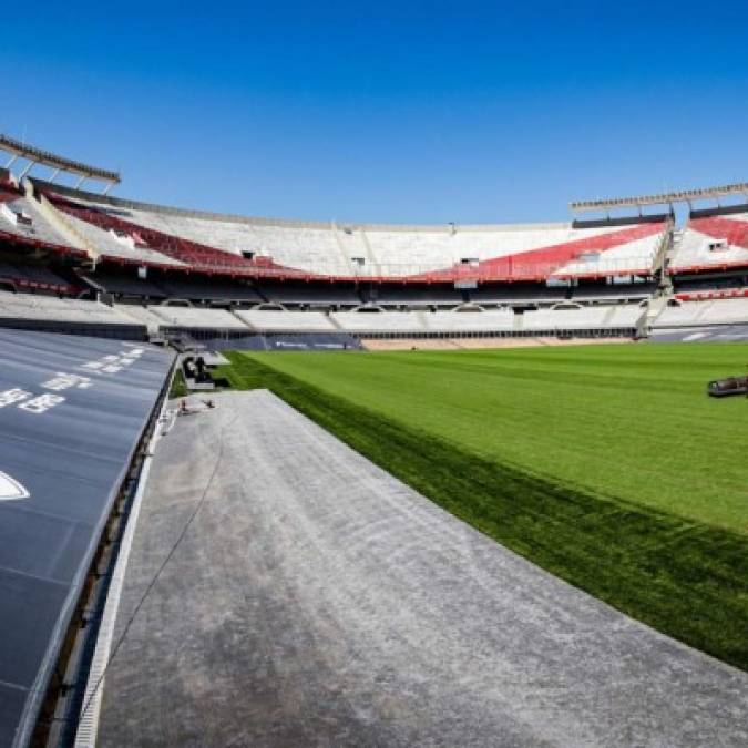 Dentro de las remodelaciones que se le hicieron al Monumental de Buenos Aires está la del terreno de juego. Ahora es un sistema híbrido que requiere un acucioso mantenimiento.