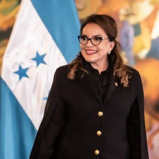 Xiomara Castro, presidenta de Honduras luciendo en traje con todas las piezas en color negro.