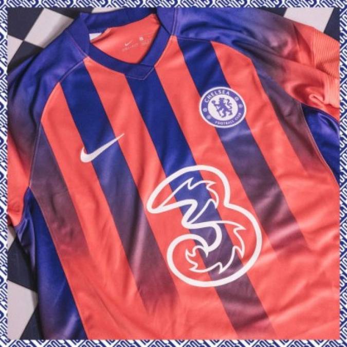El Chelsea se ha decantado por una camiseta con rayas azules y rojas. Una equipación llamativa que ya le ha provocado al club inglés más de una crítica de sus aficionados.