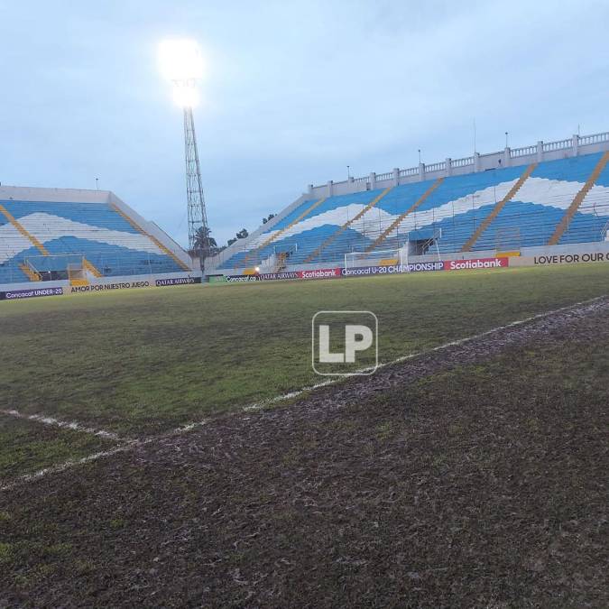 La cancha del Morazán se ha convertido en una zona pantanosa donde la pelota ya no circula y la integridad de los futbolistas se pone en riesgo.