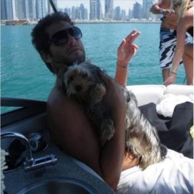 Mazzi es un exmillonario de origen sirio. Radicaba en Dubái donde llevaba una vida de lujos: autos, mujeres y fiestas; sin embargo, dos acontecimientos irrumpieron en su vida para cambiarla.<br/>
