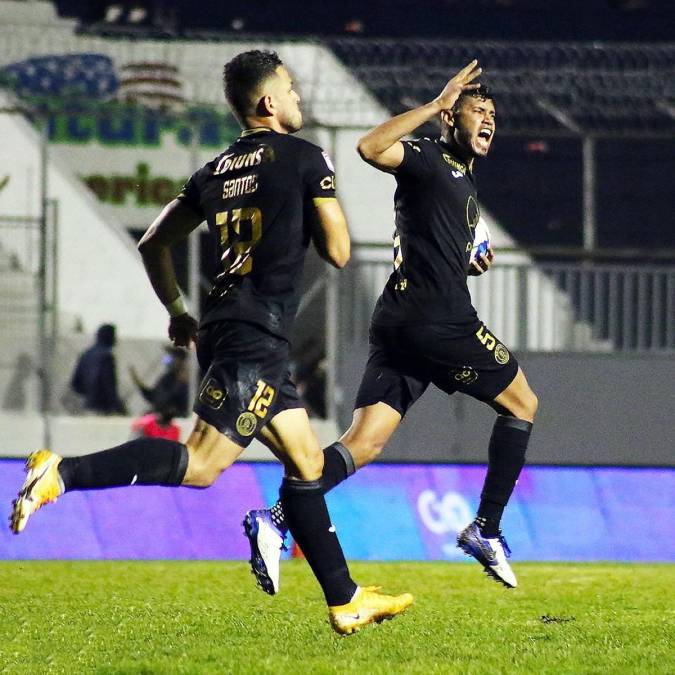 Marcelo Pereira y Marcelo Santos festejan el gol del empate.