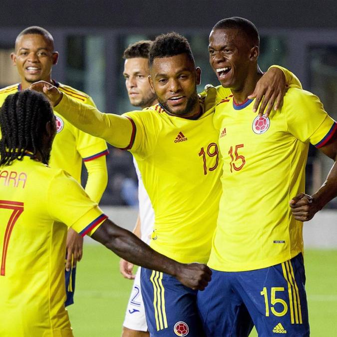 Los jugadores de Colombia celebrando el gol del triunfo marcado por Andrés Colorado.