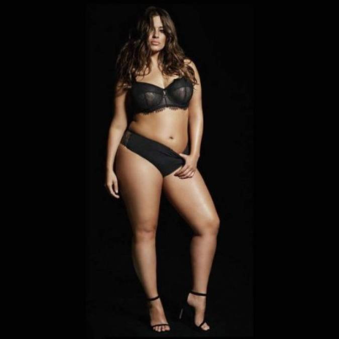 Ashley Graham mostró con desparpajo sus diseños y sus curvas porque el fenómeno llegó para quedarse.