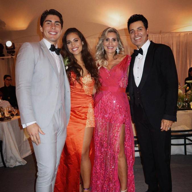 Chayanne es el esposo de la tía de Lele (vestido rosado) , él asistió junto a su familia en donde su hija Isadora (vestido anaranjado) fue la dama de honor de la cantante. Lorenzo su hijo también fue parte del cortejo nupcial.