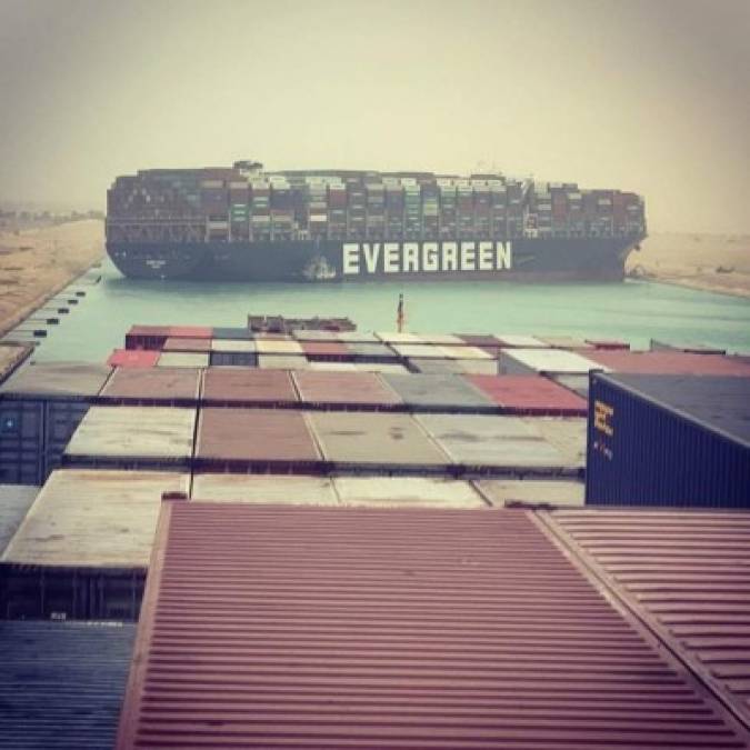 Un buque panameño bloquea el Canal de Suez y pone en riesgo el comercio mundial