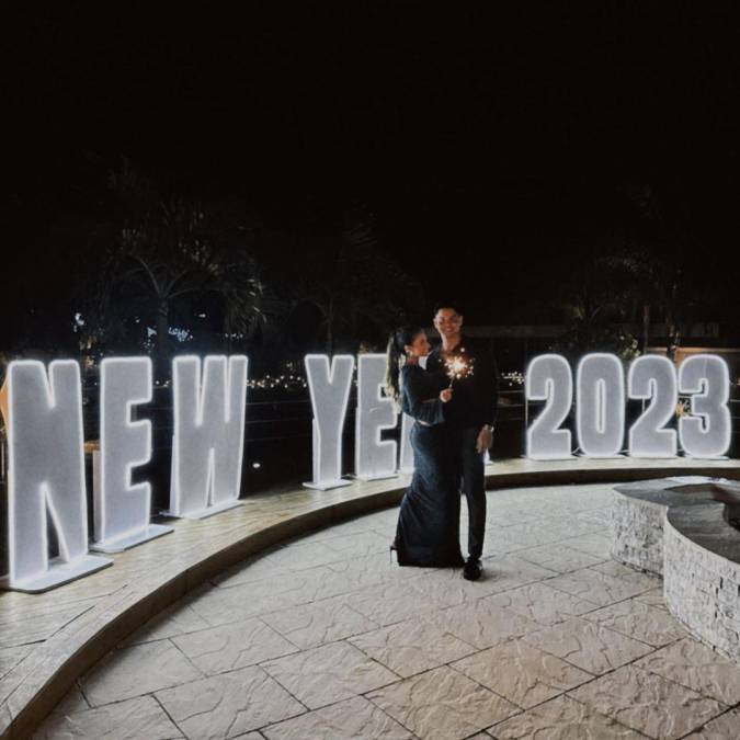 Tras la Navidad, Dubón y Nancy Herrera recibieron el 2023 . Lucieron elegantes. 