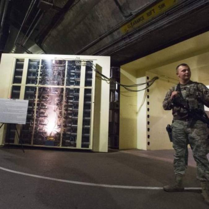 'Para garantizar que podamos defender la patria a pesar de esta pandemia, nuestro equipo de vigilancia de comando y control aquí en la sede se dividió en múltiples turnos, y partes de nuestro equipo de vigilancia comenzaron a trabajar desde la Estación de la Fuerza Aérea de Cheyenne Mountain', informó el jefe del Comando Norte, el general Terrence O'Shaughnessy.