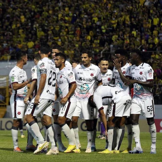 Jugadores del Alajuelense celebrando el primer gol del partido contra el Real España.