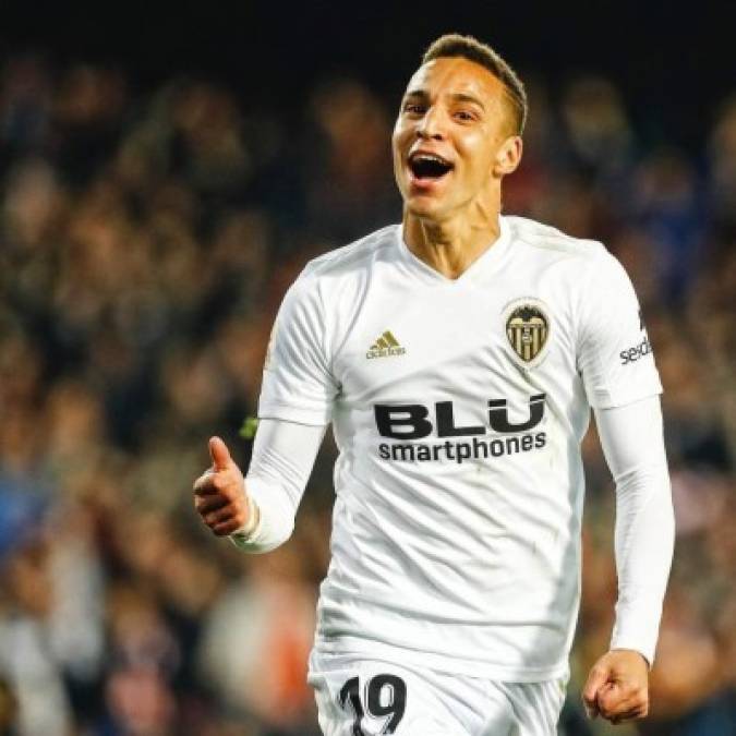 El FC Barcelona sigue tratando de hacerse con el fichaje de Rodrigo Moreno para reemplazar al lesionado Luis Suárez y busca fórmulas para tratar de convencer al Valencia. El equipo ché, por su parte, asegura que el atacante español no está en venta, pero no se remite a la cláusula de rescisión del goleador, que es de 120 millones de euros, sino que lo ha tasado en 60, precio de salida de las negociaciones.