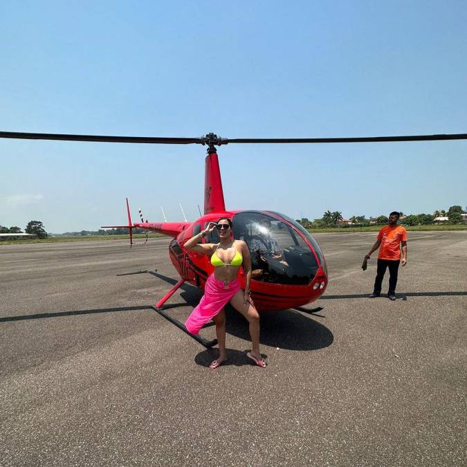 Esta imagen muestra a Alejandra Rubio lista para volar en helicóptero en Tela, Atlántida.