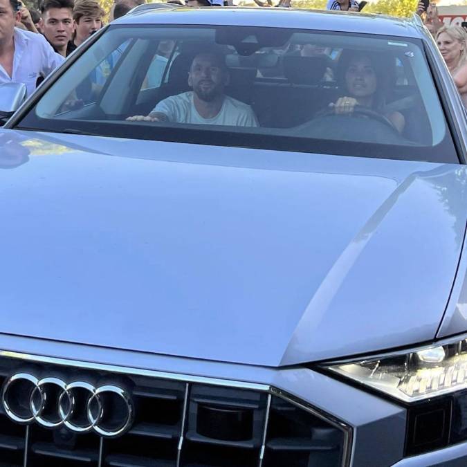 Antonela Roccuzzo y Lionel Messi llegando en un lujoso Audi a su casa de habitación en Rosario.