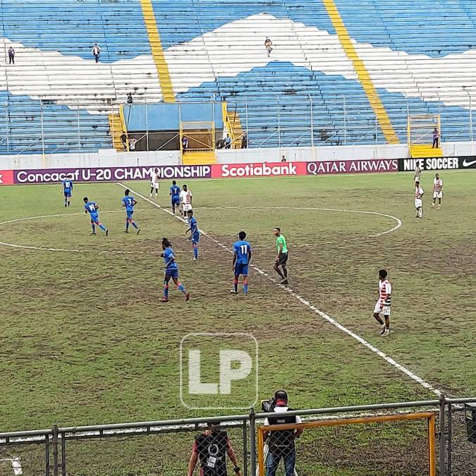 El mal estadio de la cancha se ha visto evidenciado en los partidos del Premundial Sub-20. Así se miraba durante el partido Surinam-Haití.
