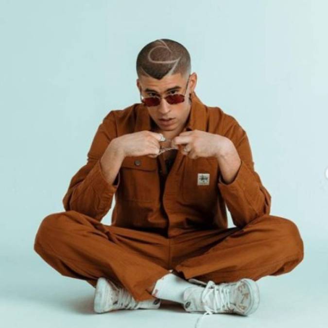 El cantante puertorriqueño de trap Bad Bunny se viralizó con sus divertidas imágenes mostrándose como un niño y una mujer.