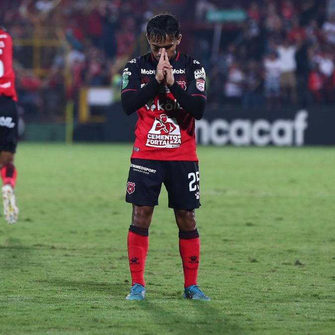Así festejó el joven tico Aarón Suárez tras marcar el 1-1 para el Alajuelense.