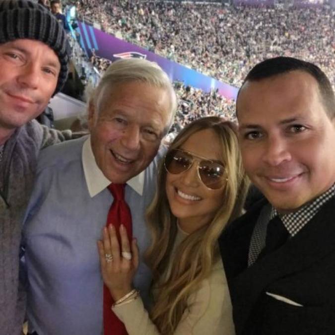 La famosa pareja no pudo faltar al gran juego de la NFL, en foto junto al dueño de los Patriotas, Robert Kraft y el cantante Kenny Chesney (i)<br/>