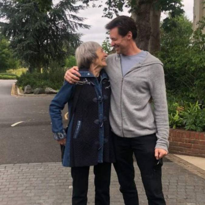 Hugh publicó esta tierna foto en Instagram en la que se le ve abrazando a su madre Grace, mientras ambos se sonríen cálidamente el uno al otro. 'Mamá', escribió el actor junto a la imagen.
