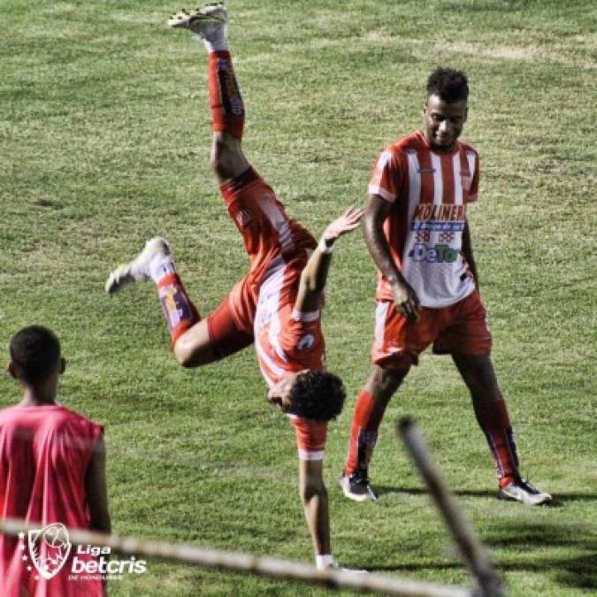 Ángel Tejeda abrió el camino del triunfo del Vida y festejó con este baile.