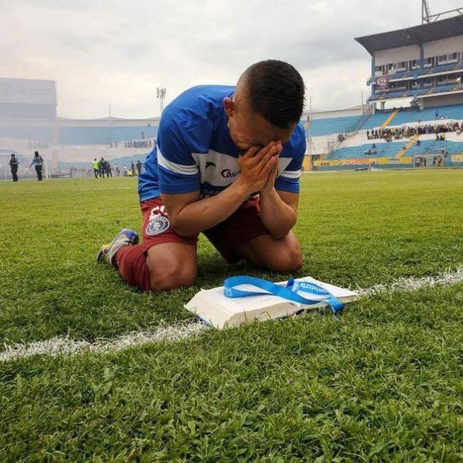 Omar Elvir tampoco pudo contener las lágrimas y así celebró.